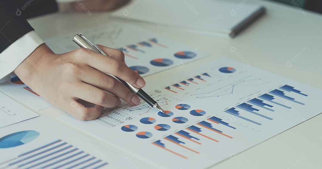 Empresária ou trabalhadora financeira analisando o relatório de dados financeiros