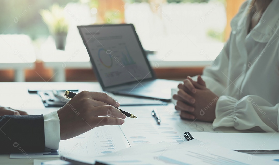 Mulher de negócios de trabalho em equipe financeiro no escritório