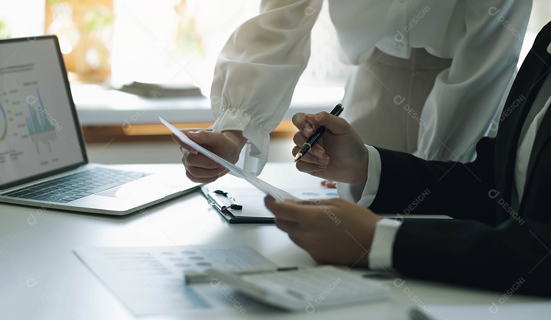Empresária da equipe estudando estatísticas e segurando um gráfico