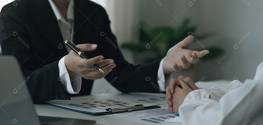 Empresária de equipe explicando a estrutura do negócio