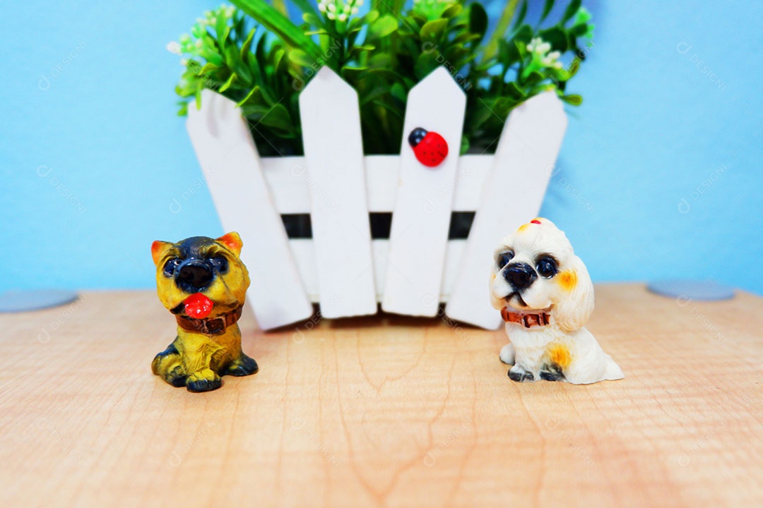 Lindas miniaturas animais sobre uma mesa de madeira