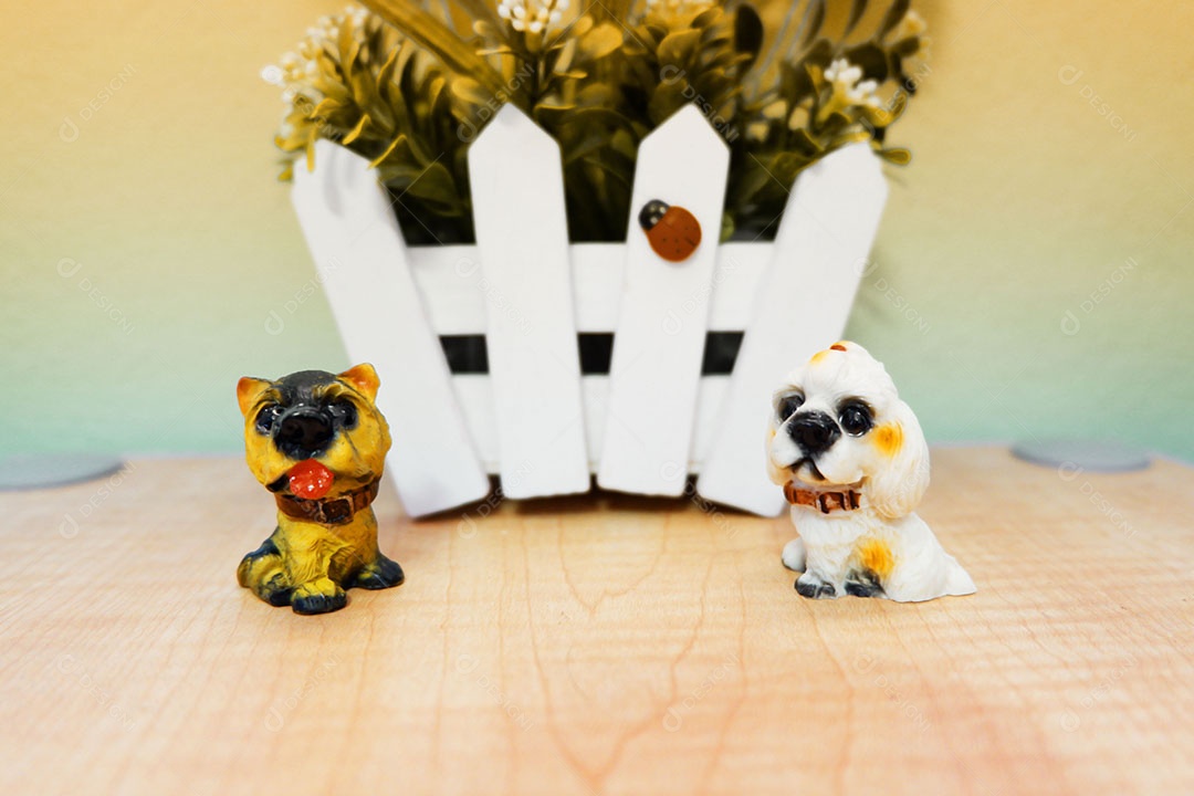 Lindas miniaturas animais sobre uma mesa de madeira