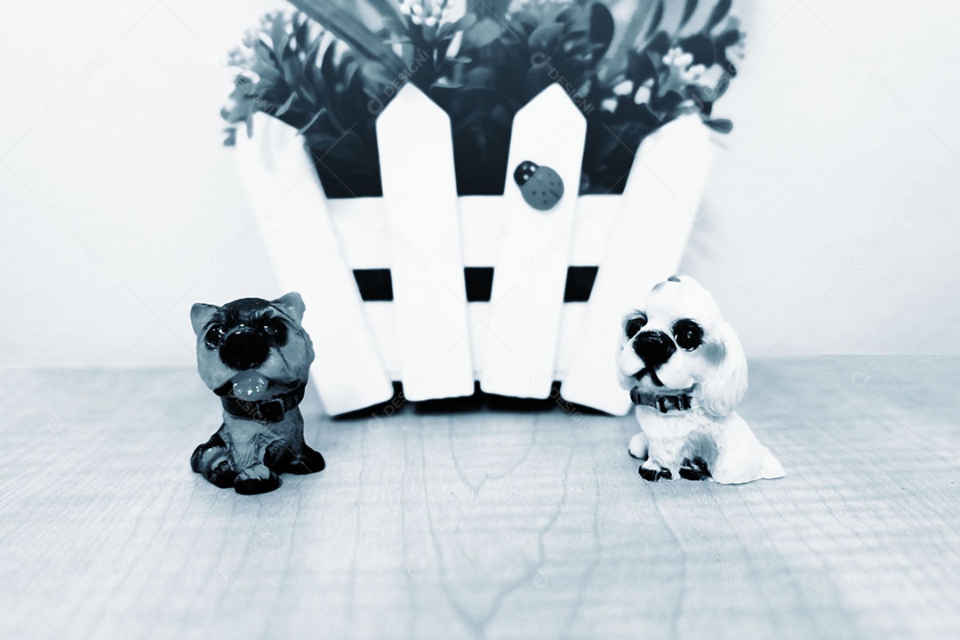 Lindas miniaturas animais sobre uma mesa de madeira