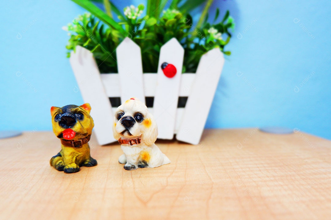 Lindas miniaturas animais sobre uma mesa de madeira