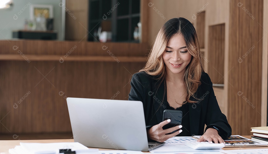 A empresária asiática relaxa e gosta de jogar no celular