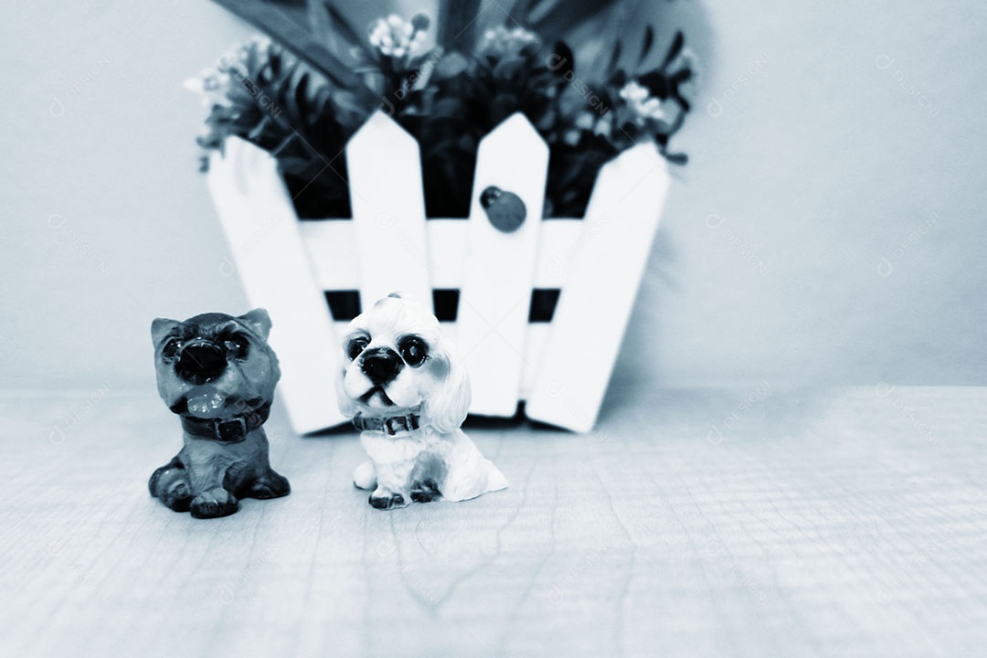 Lindas miniaturas animais sobre uma mesa de madeira