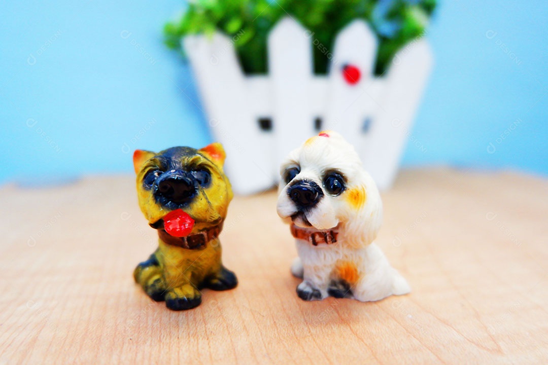 Lindas miniaturas animais sobre uma mesa de madeira