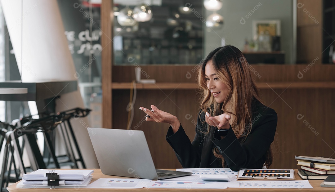 Apresentações de videoconferência jovem empresária asiática apresenta