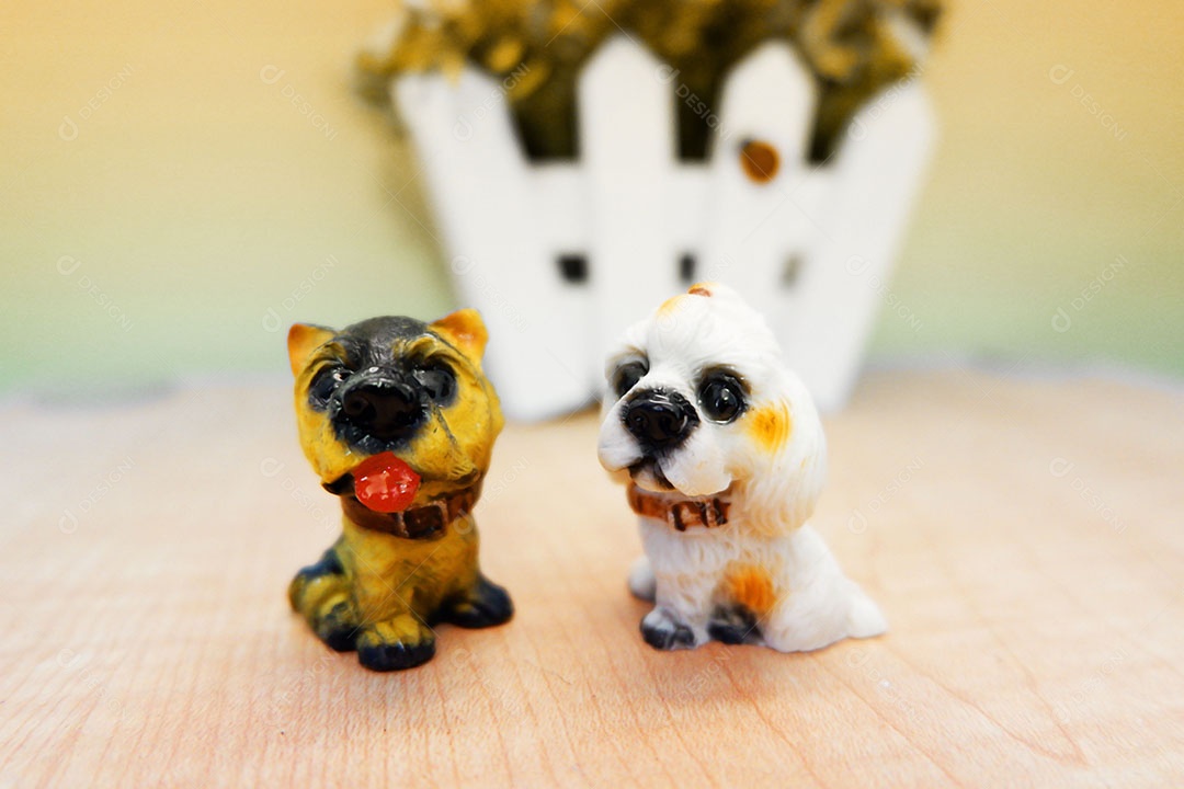 Lindas miniaturas animais sobre uma mesa de madeira