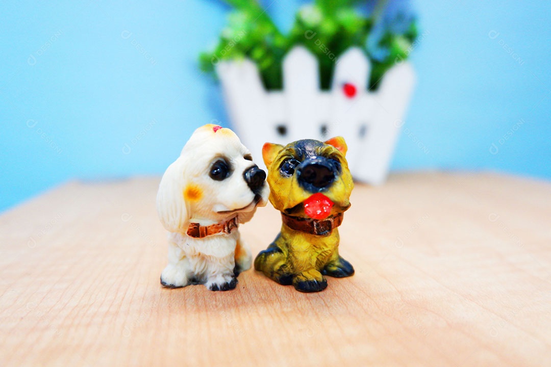 Lindas miniaturas animais sobre uma mesa de madeira