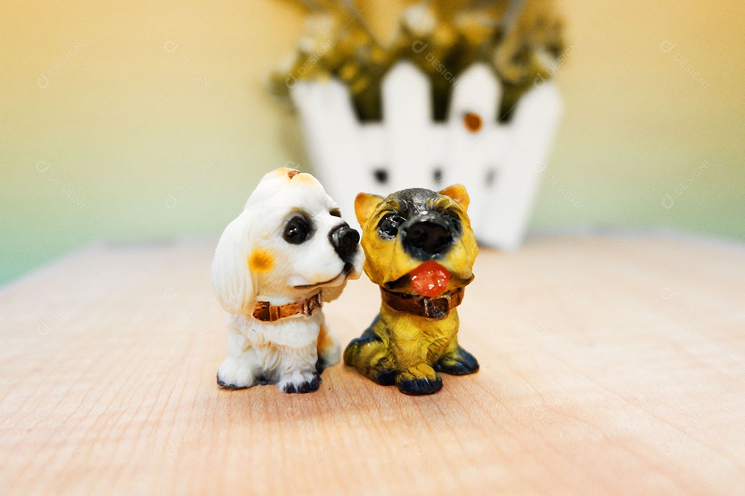 Lindas miniaturas animais sobre uma mesa de madeira