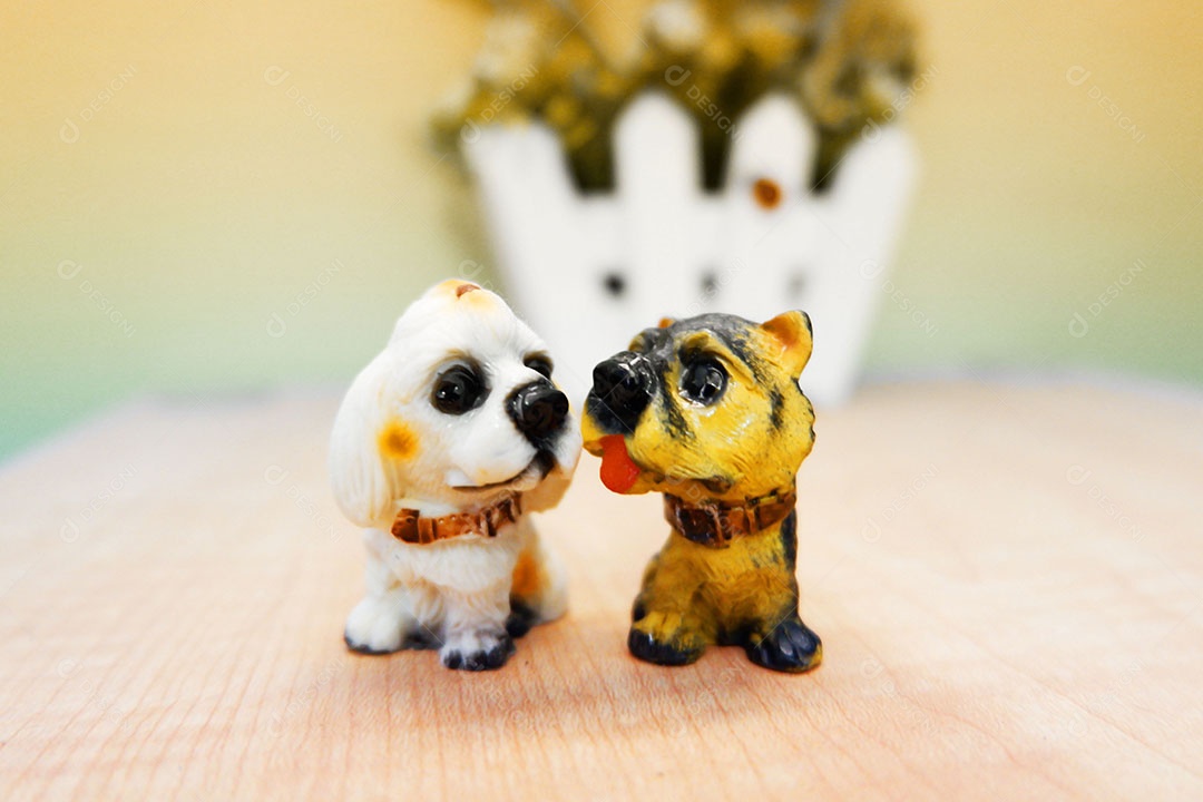 Lindas miniaturas animais sobre uma mesa de madeira