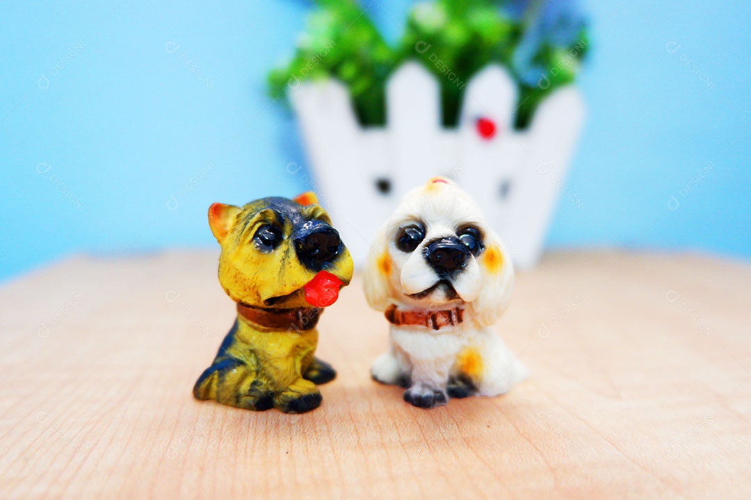 Lindas miniaturas animais sobre uma mesa de madeira