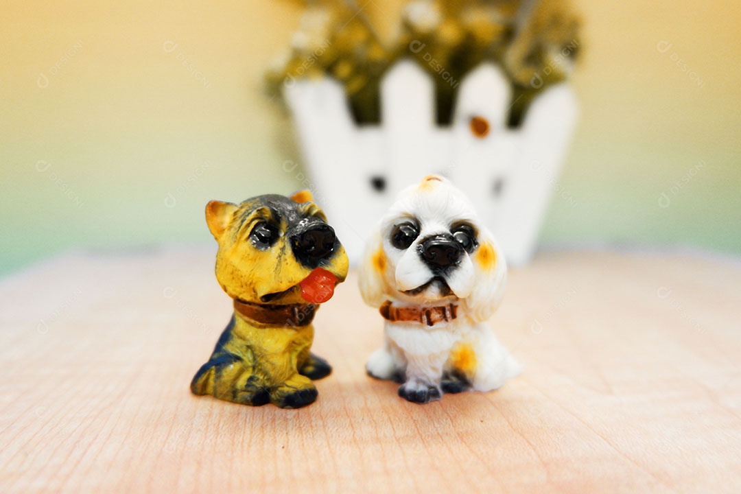 Lindas miniaturas animais sobre uma mesa de madeira