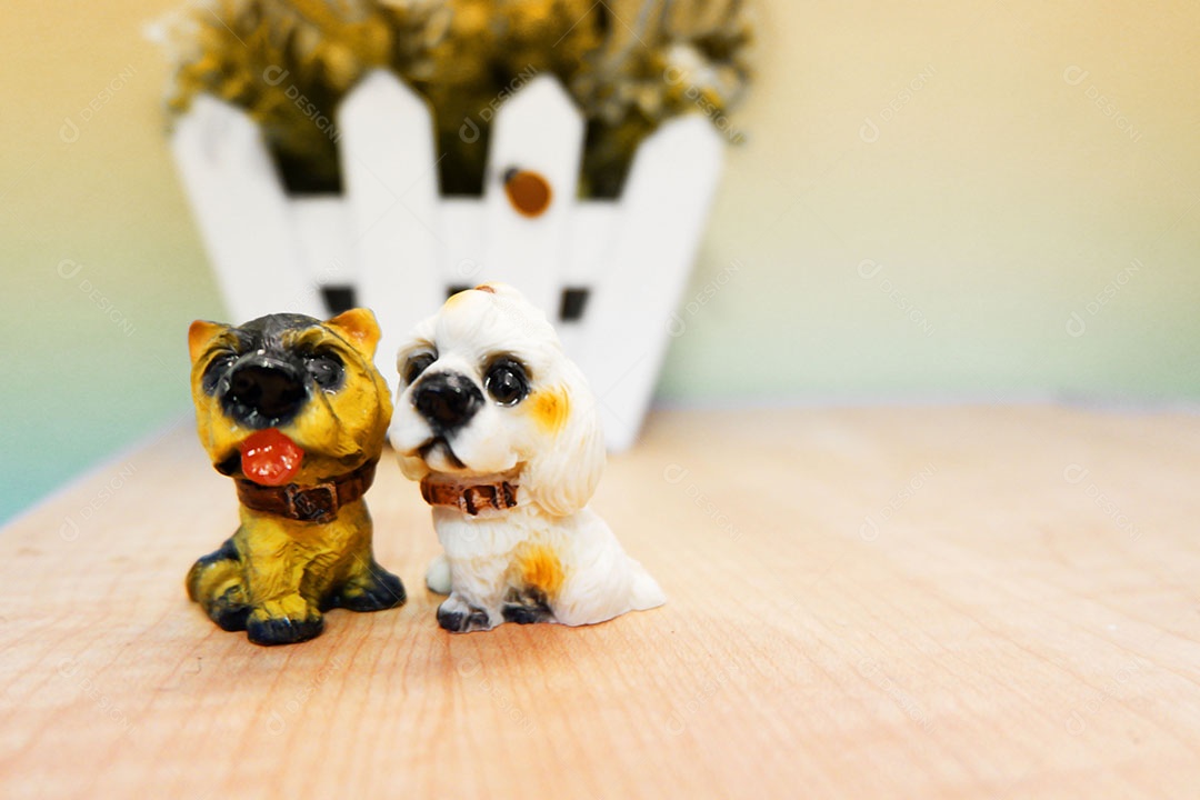 Lindas miniaturas animais sobre uma mesa de madeira