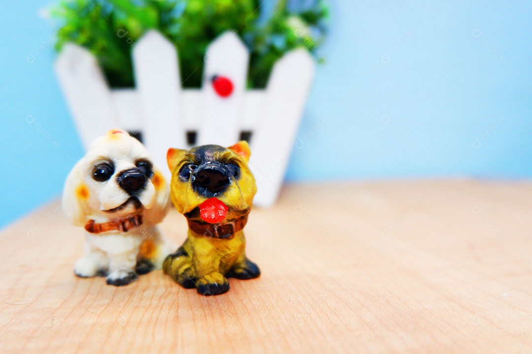 Lindas miniaturas animais sobre uma mesa de madeira