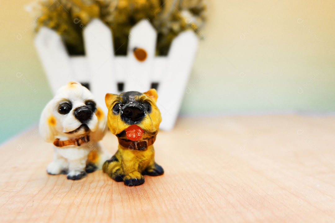 Lindas miniaturas animais sobre uma mesa de madeira