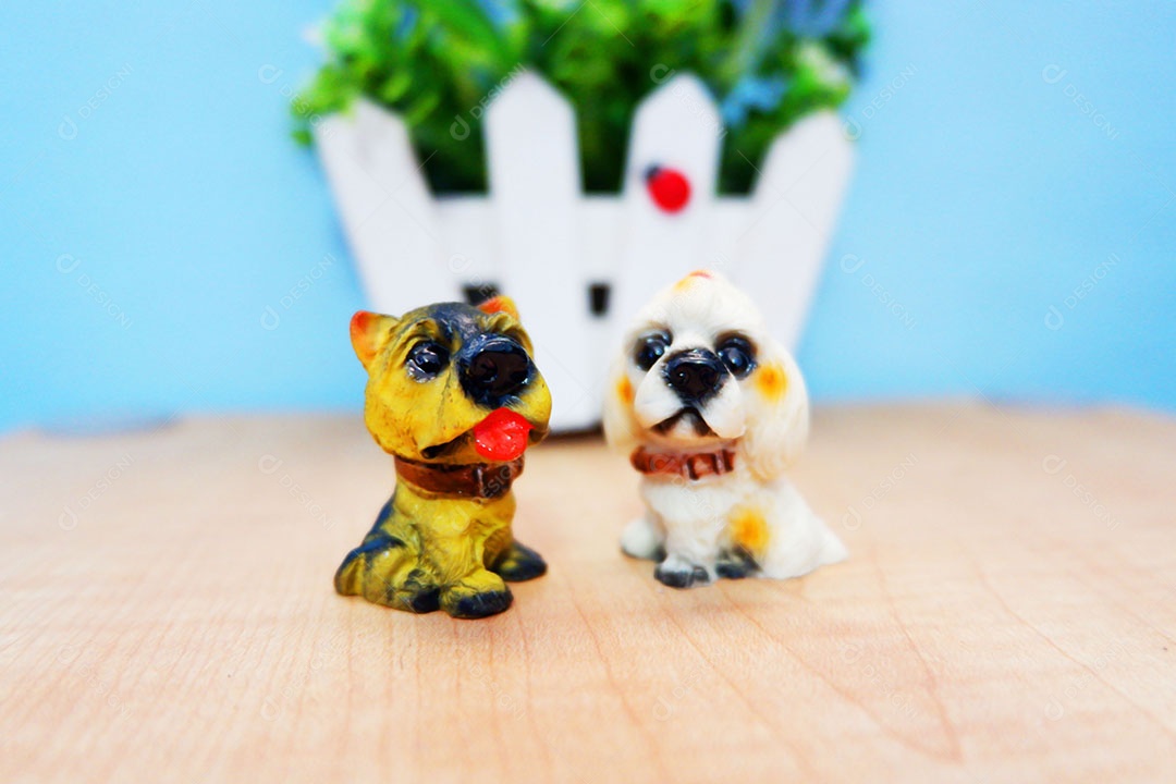 Lindas miniaturas animais sobre uma mesa de madeira