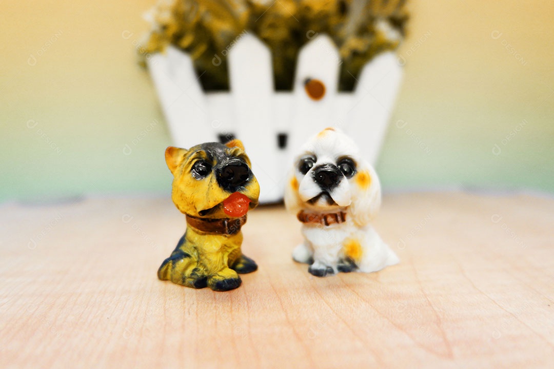 Lindas miniaturas animais sobre uma mesa de madeira