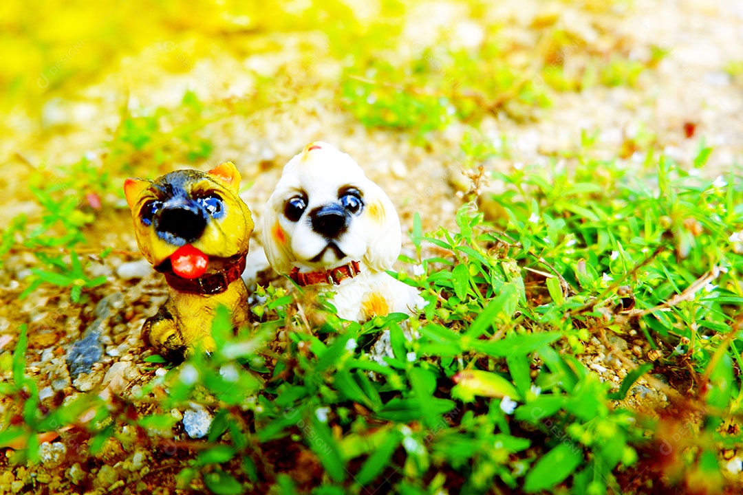 Lindas miniaturas animais sobre uma mesa de madeira