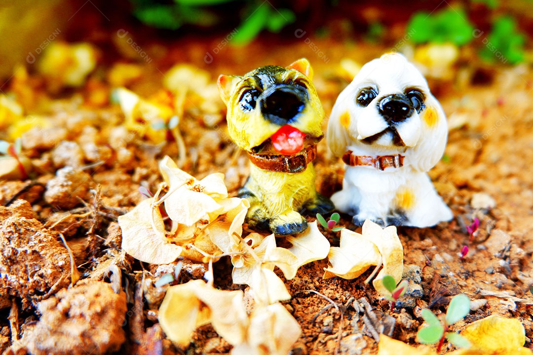 Lindas miniaturas animais sobre uma mesa de madeira