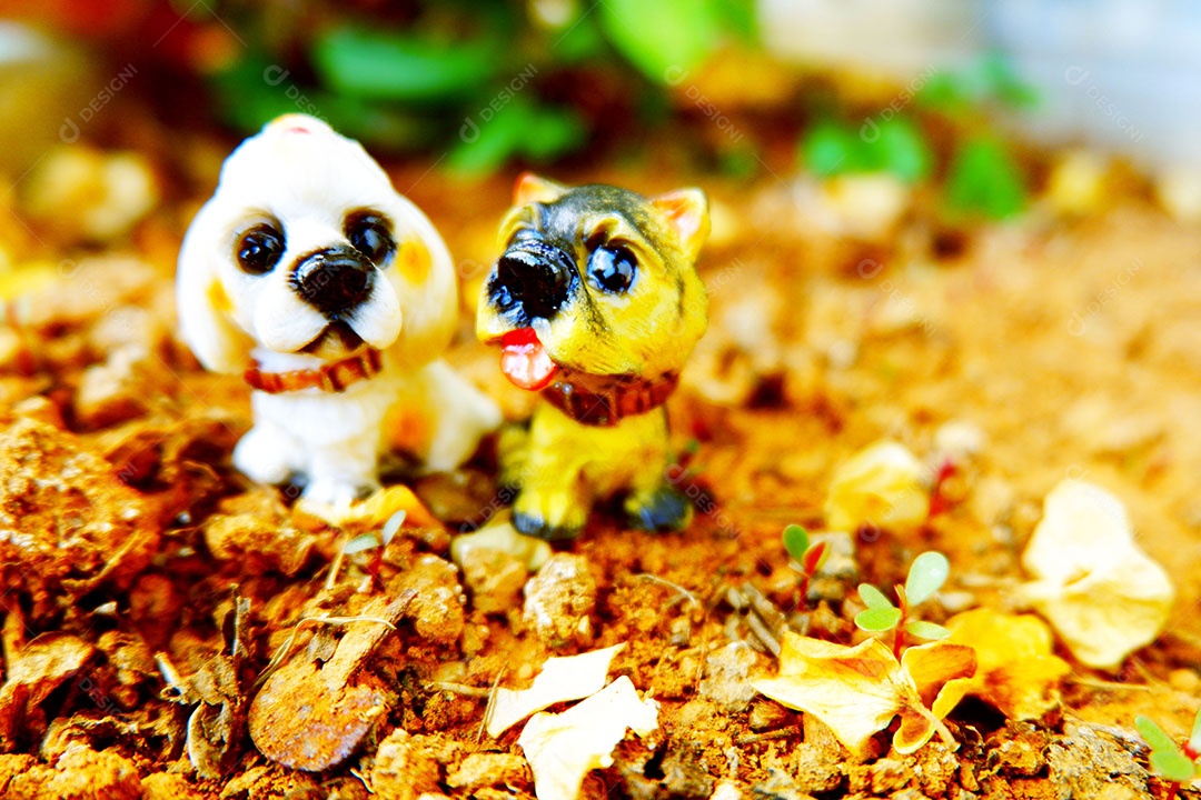 Lindas miniaturas animais sobre uma mesa de madeira