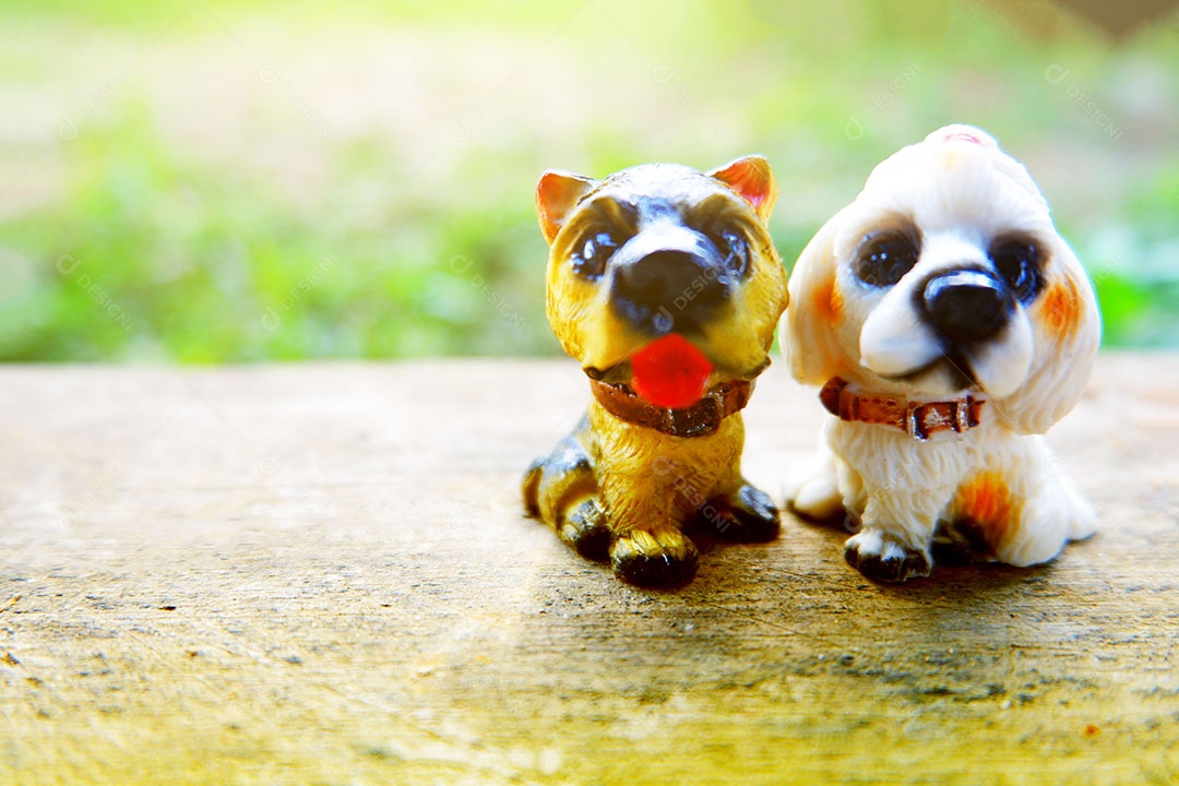 Lindas miniaturas animais sobre uma mesa de madeira