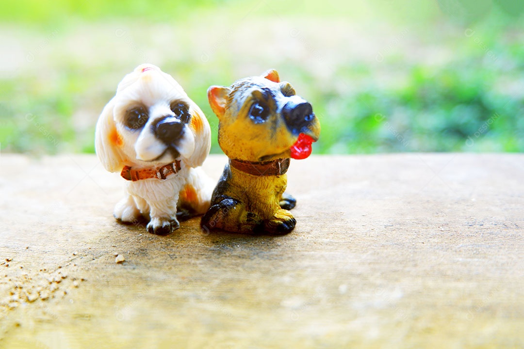 Lindas miniaturas animais sobre uma mesa de madeira