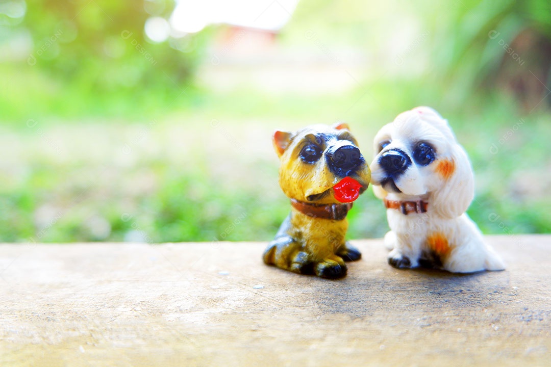Lindas miniaturas animais sobre uma mesa de madeira