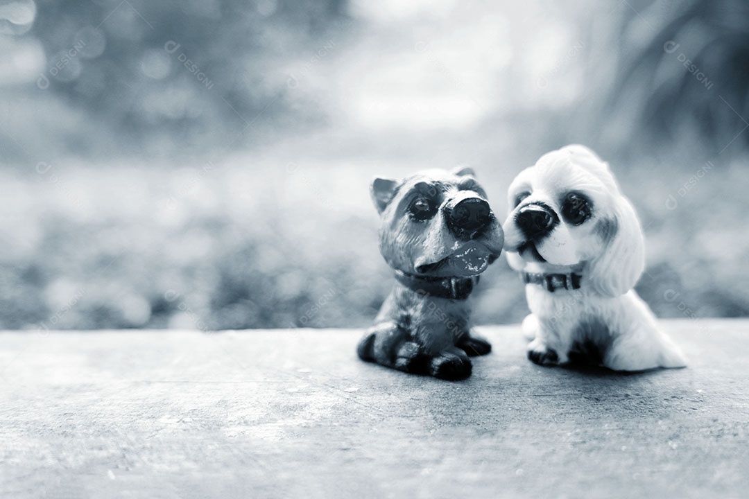 Lindas miniaturas animais sobre uma mesa de madeira