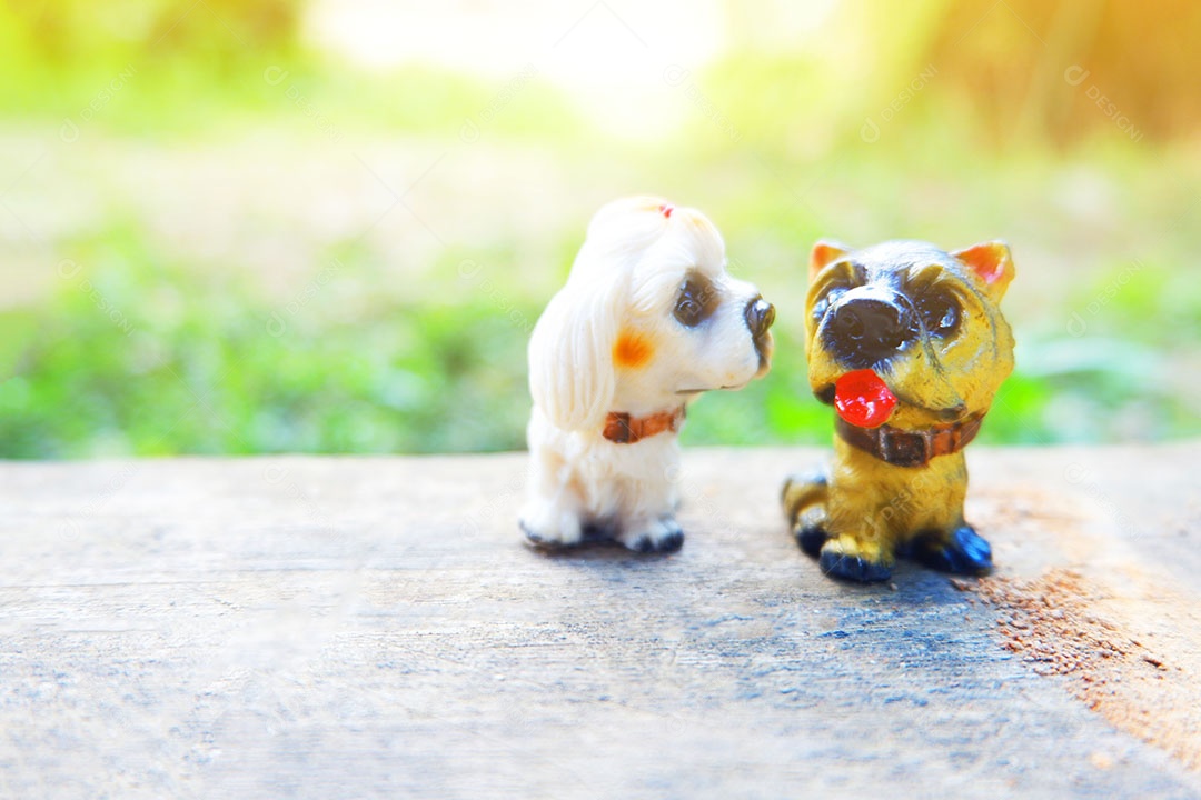 Lindas miniaturas animais sobre uma mesa de madeira