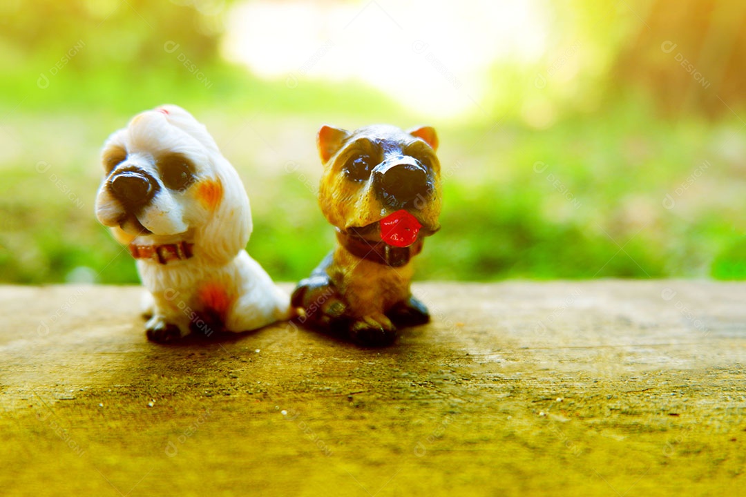Lindas miniaturas animais sobre uma mesa de madeira