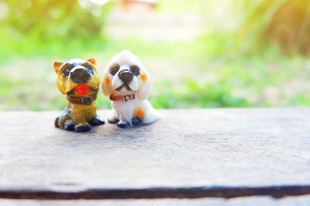 Lindas miniaturas animais sobre uma mesa de madeira