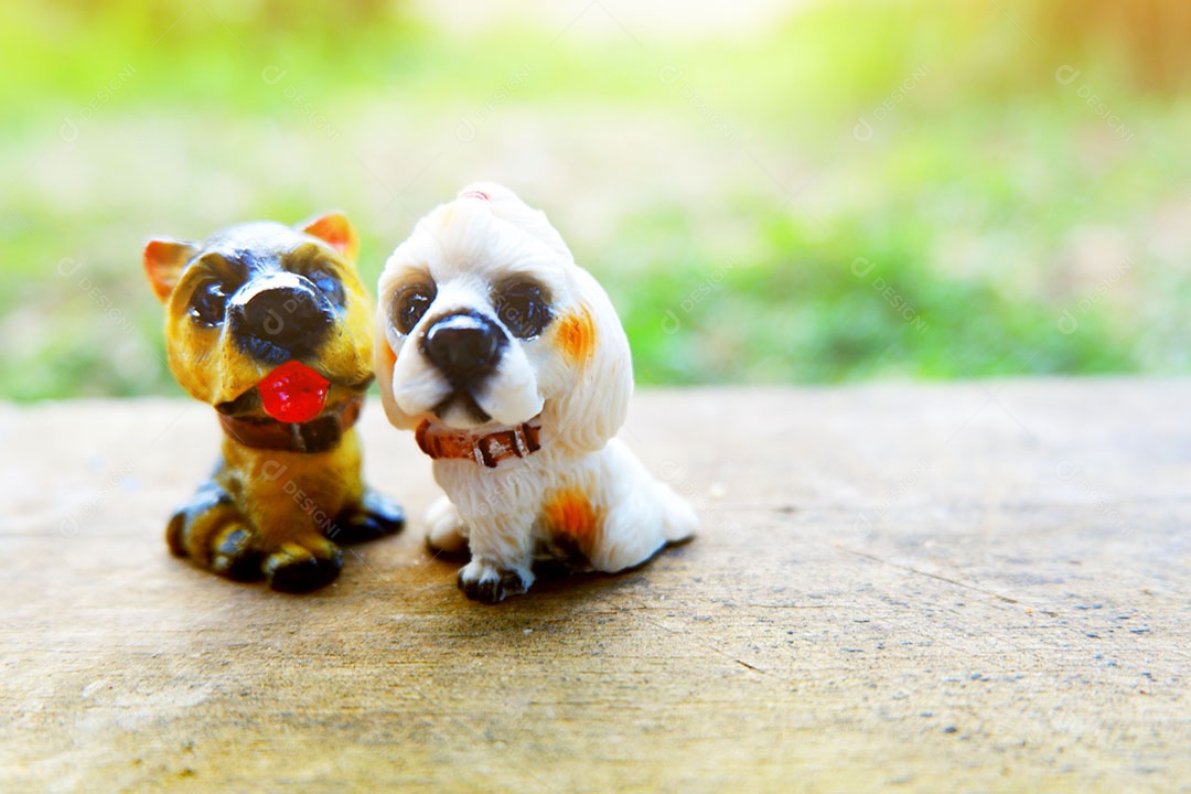 Lindas miniaturas animais sobre uma mesa de madeira