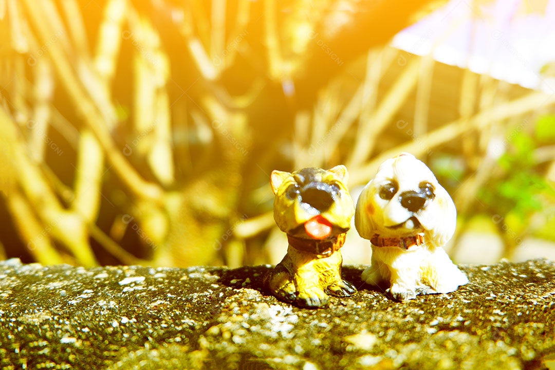 Lindas miniaturas animais sobre uma mesa de madeira