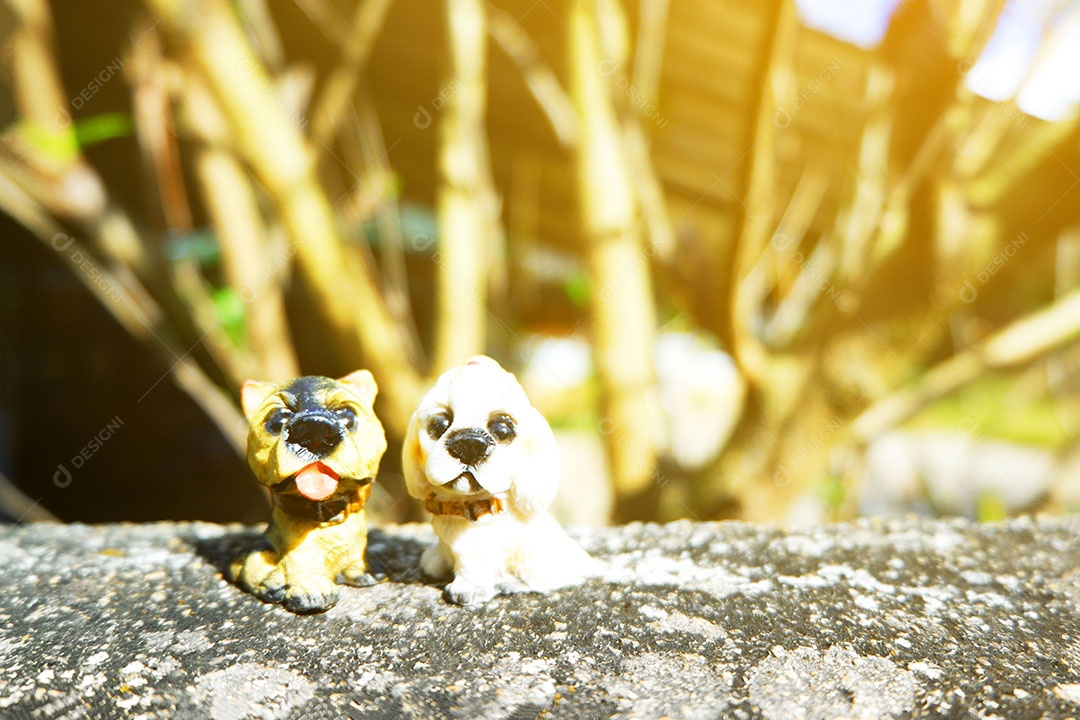 Lindas miniaturas animais sobre uma mesa de madeira