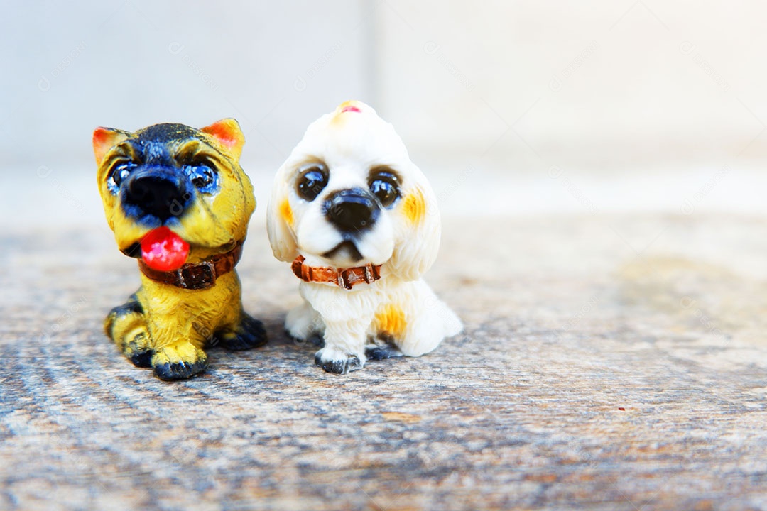 Lindas miniaturas animais sobre uma mesa de madeira