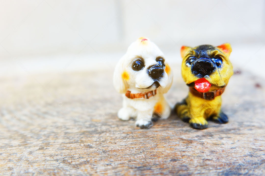 Lindas miniaturas animais sobre uma mesa de madeira