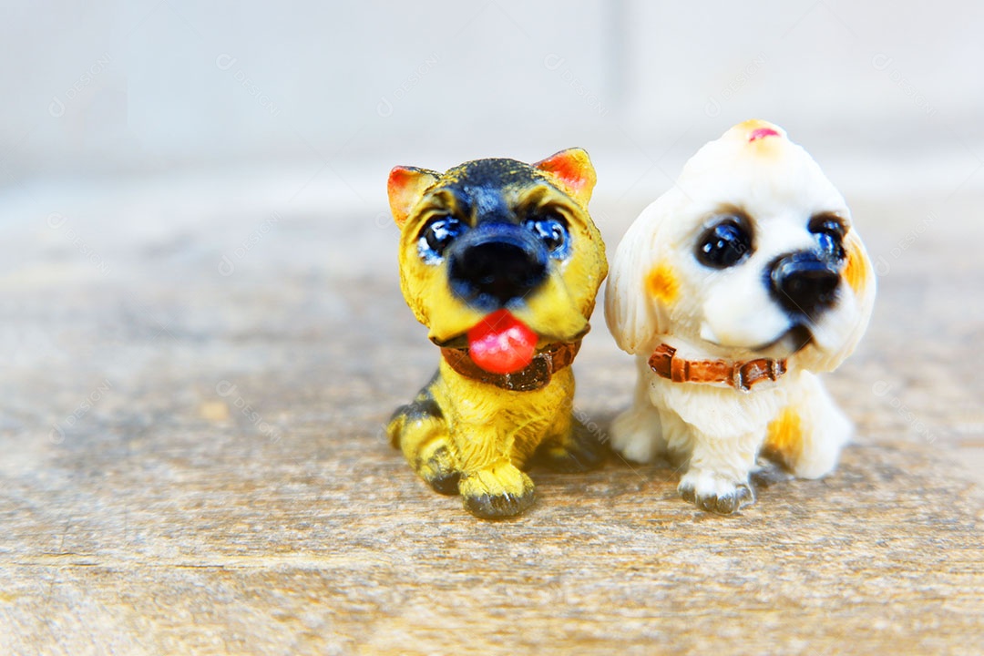 Lindas miniaturas animais sobre uma mesa de madeira