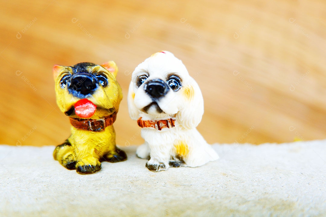 Lindas miniaturas animais sobre uma mesa de madeira