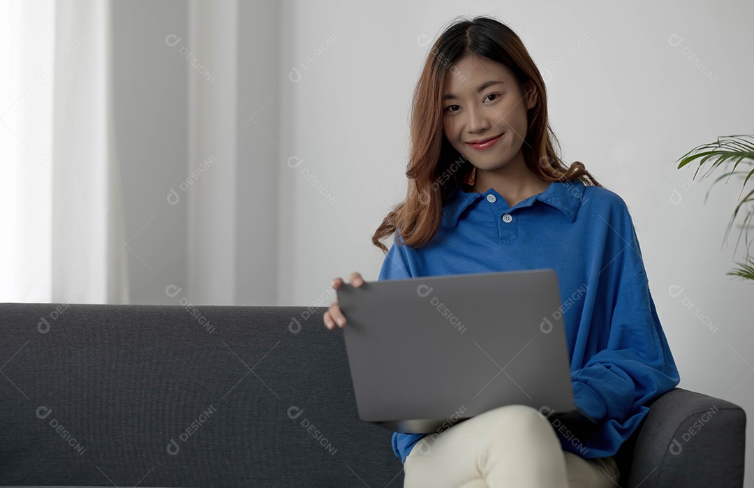 Mulher asiática sorridente feliz trabalhando no computador portátil