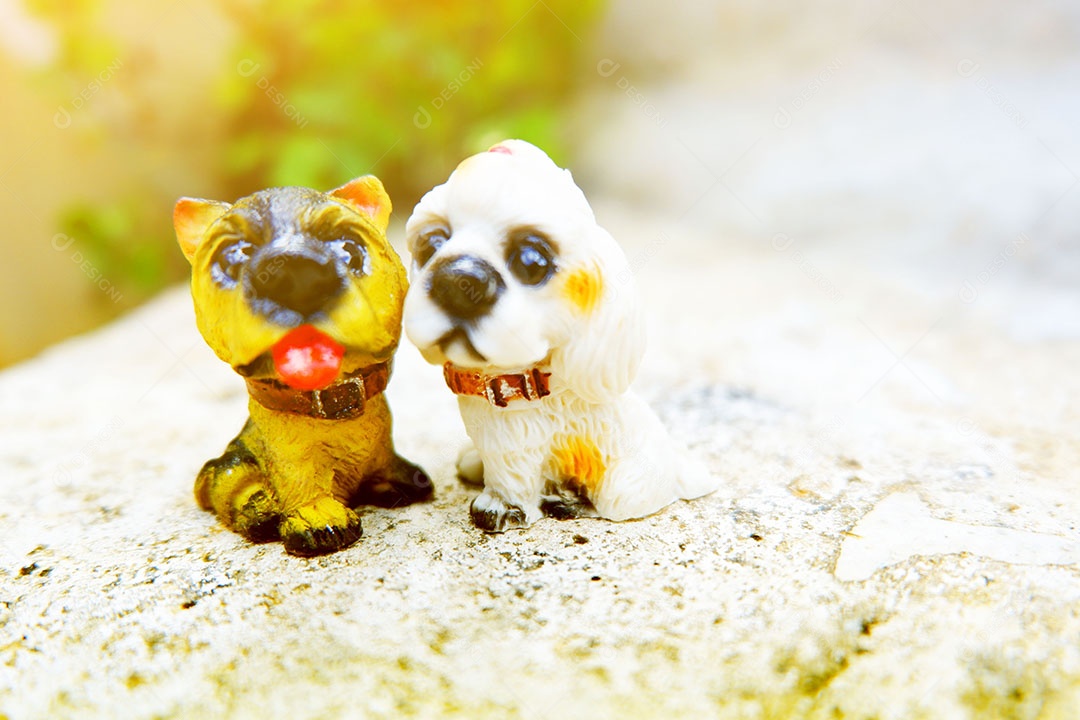 Lindas miniaturas animais sobre uma mesa de madeira