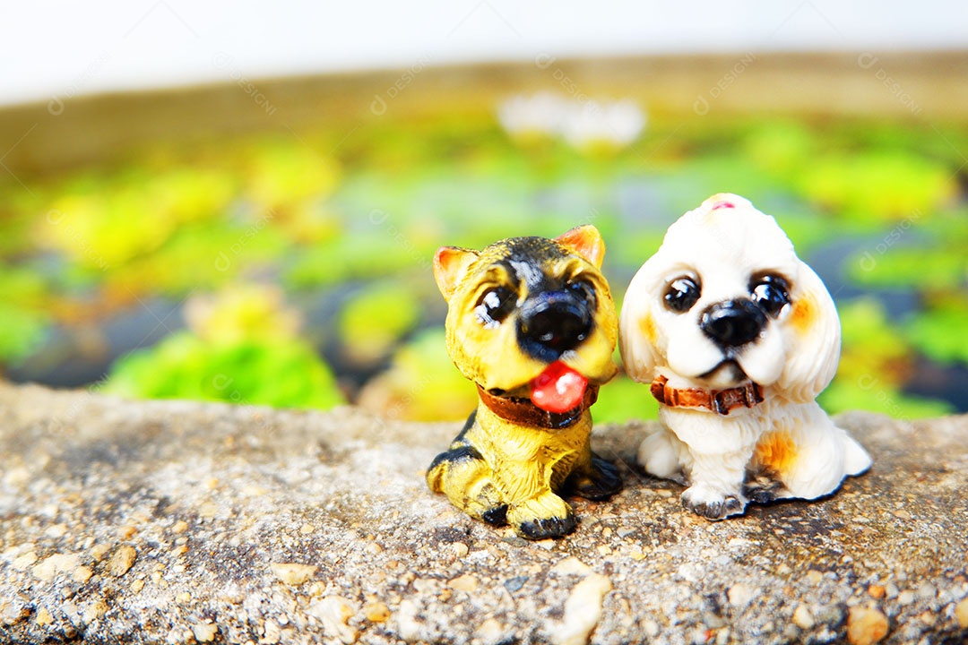 Lindas miniaturas animais sobre uma mesa de madeira