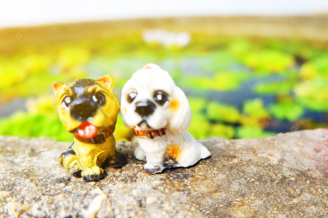 Lindas miniaturas animais sobre uma mesa de madeira