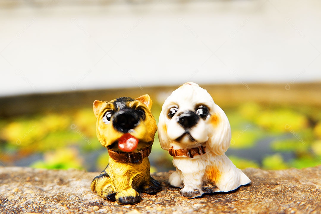 Lindas miniaturas animais sobre uma mesa de madeira