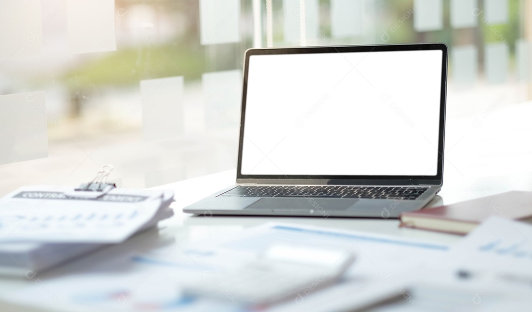 Laptop ou notebook com tela em branco no balcão de atendimento no escritório.