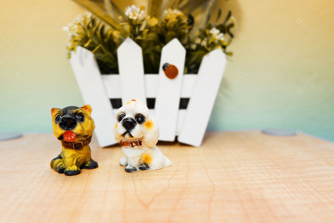 Lindas miniaturas animais sobre uma mesa de madeira