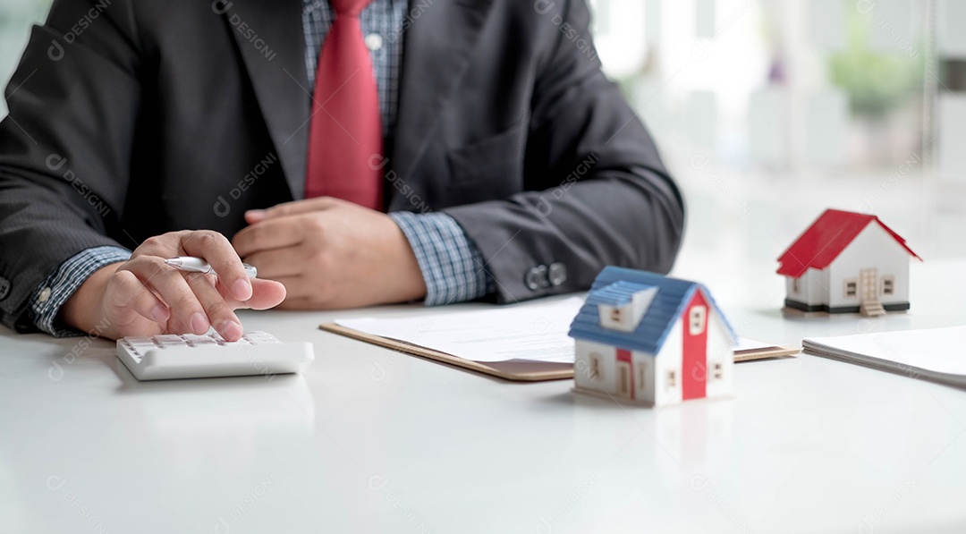 Empresário que trabalha fazendo finanças e custos de cálculo do investimento imobiliário