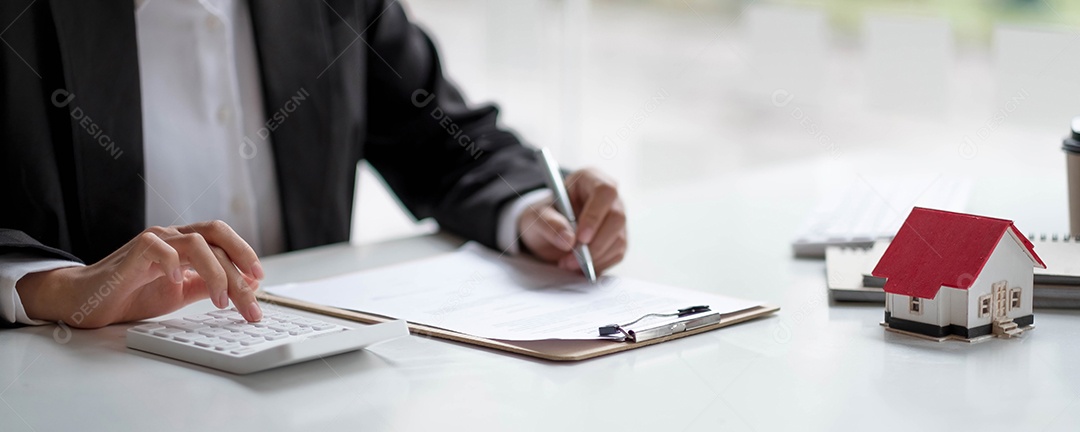 Empresário fazendo finanças e calculando o custo do investimento imobiliário.