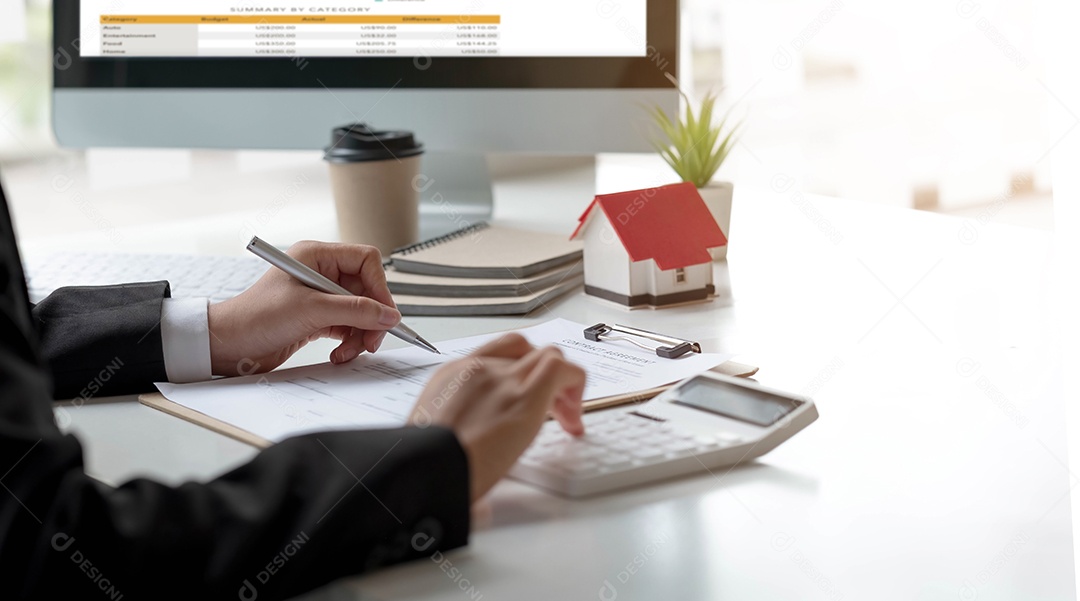 Empresária fazendo finanças e calculando o custo do investimento imobiliário.